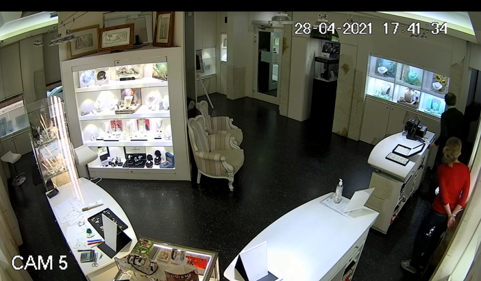 Un momento della rapina immortalato dalle telecamere di sicurezza della gioielleria di Grinzane
