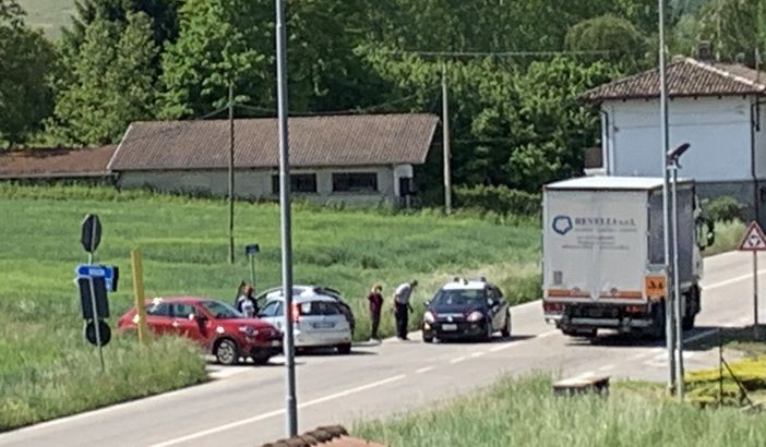 Vezza d’Alba, scontro tra due auto lungo la Strada Regionale 29