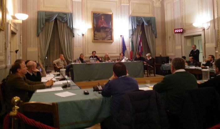 In Consiglio a Mondovì la norma per le attività gestite da cittadini che non conoscono l'italiano