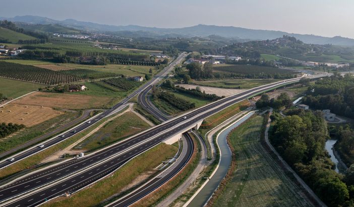 Una veduta dell'intersezione tra l'autostrada e il tratto della tangenziale albese che porta verso la Langa del Barolo Una veduta dell'intersezione tra l'autostrada e il tratto della tangenziale albese che porta verso la Langa del Barolo
