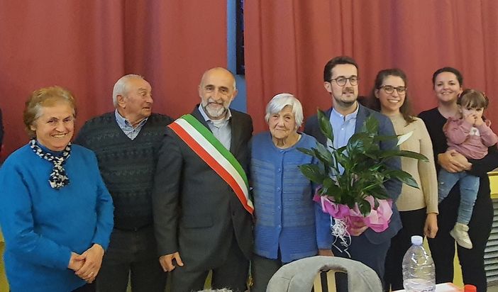 Il sindaco Cesare Cavallo con gli anziani alla festa
