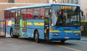 Insulta, minaccia e prende a schiaffi due ragazze sull'autobus: giovane a processo