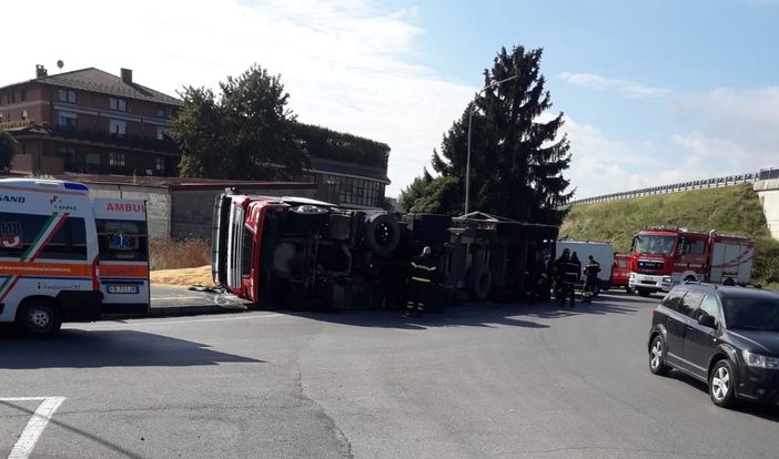 Roreto di Cherasco, autoarticolato si rovescia in una rotatoria Roreto di Cherasco, autoarticolato si rovescia in una rotatoria