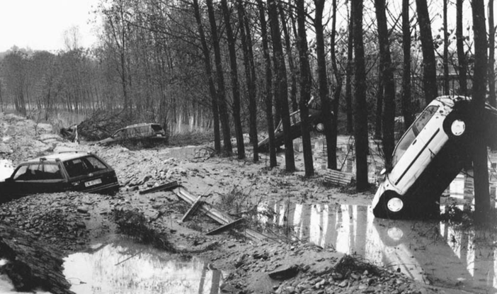 Dagli archivi del Gruppo Fotografico Albese una delle immagini simbolo della distruzione abbattutasi su Alba nella notte tra sabato 5 e domenica 6 novembre 1994: le carcasse delle auto trascinate dalla furie delle acque nei pioppeti prossimi alla tangenziale