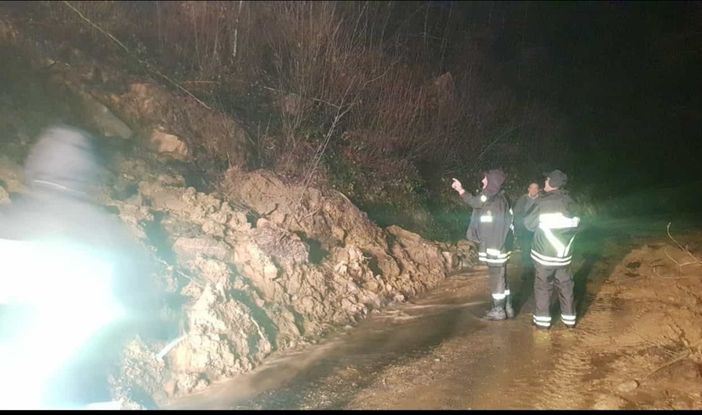 Vigili del fuoco di Garessio al lavoro per una frana sulla strada "vecchia di Trappa" (FOTO)