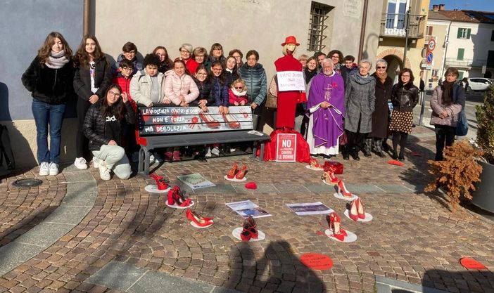 A Piozzo scarpette rosse e allestimenti tematici contro la violenza sulle donne [FOTO]