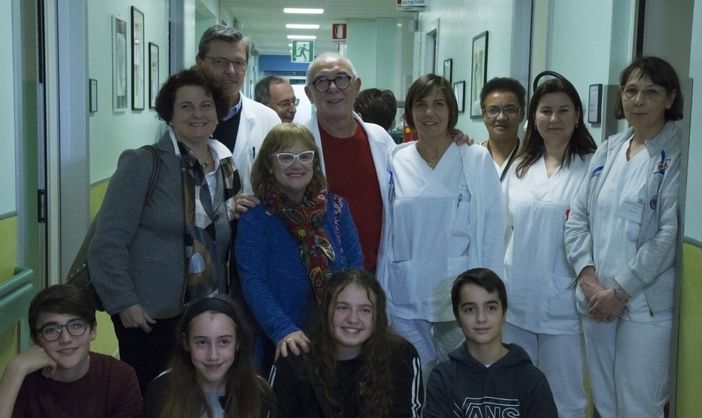 Un sorriso indelebile sulle pareti della chirurgia vascolare di Cuneo, appesi i quadri degli studenti dell'istituto comprensivo di Borgo San Giuseppe (VIDEO)