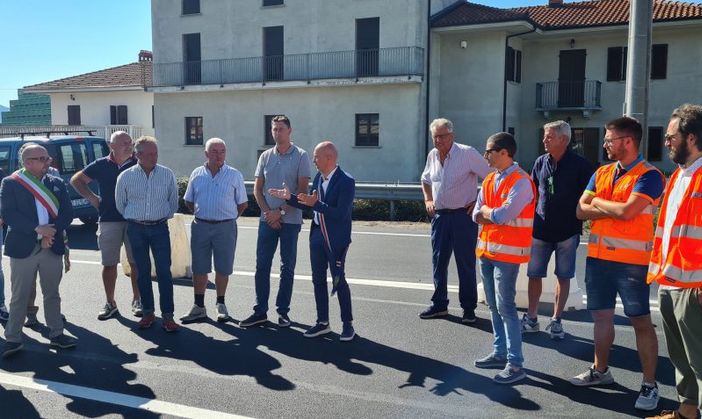 Il taglio del nastro della nuova rotatoria di Revello