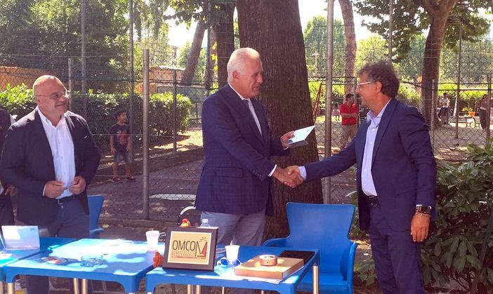 Eugenio Giani, presidente della Regione Toscana, consegna il riconoscimento al condirettore Gianni Scarpace