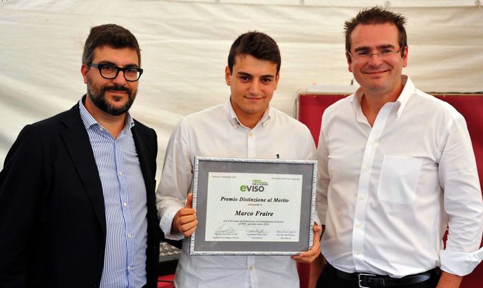 Marco Fraire premiato dal sindaco Mauro Calderoni (a sx) e da Gianfranco Sorasio AD di eVISO (a dx) Marco Fraire premiato dal sindaco Mauro Calderoni (a sx) e da Gianfranco Sorasio AD di eVISO (a dx)