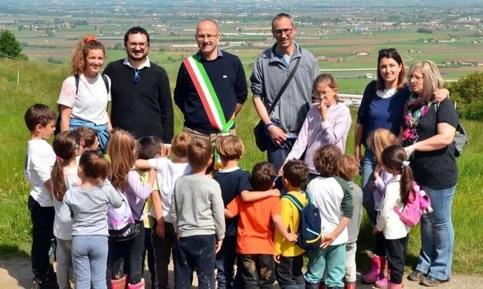 Il sindaco Fabrizio Nasi con il vice Nicola Carrino, assessore Massimo Colombero e alcuni "giovani" abitanti di Costigliole Saluzzo Il sindaco Fabrizio Nasi con il vice Nicola Carrino, assessore Massimo Colombero e alcuni "giovani" abitanti di Costigliole Saluzzo