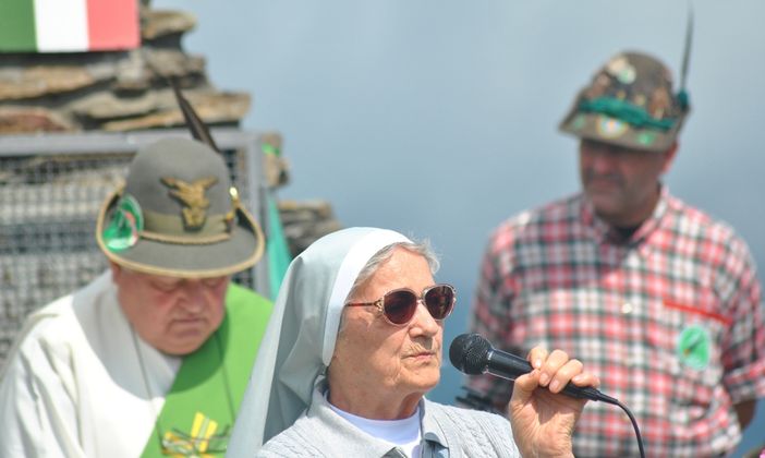 Suo Annunziata Fruttero in mezzo ai suoi amati alpini, lo scorso luglio, al "Trincerone" di Pian Munè (© targatocn) Suo Annunziata Fruttero in mezzo ai suoi amati alpini, lo scorso luglio, al "Trincerone" di Pian Munè (© targatocn)