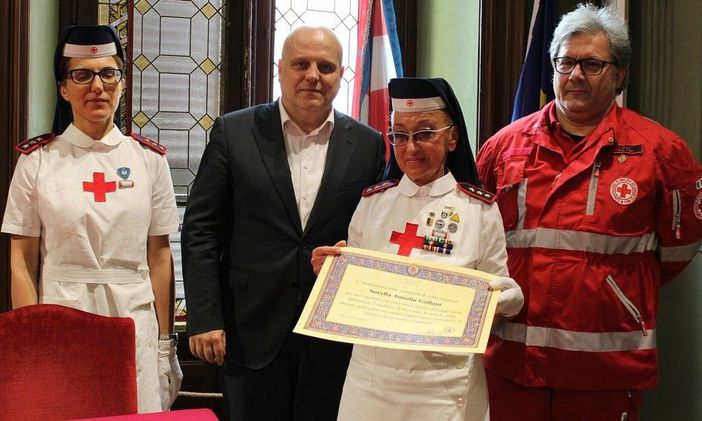 Annalia Gallani premiata dal sindaco Maurizio Marello e dal presidente Cri Luigi Aloi Annalia Gallani premiata dal sindaco Maurizio Marello e dal presidente Cri Luigi Aloi