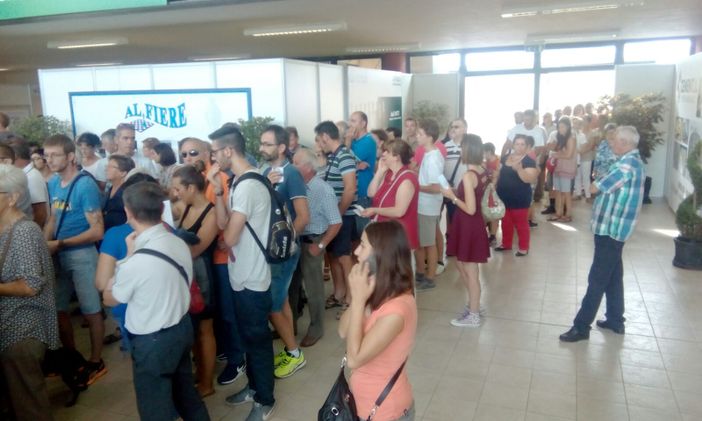 Tutti in coda per visitare la Grande Fiera d'estate a Cuneo