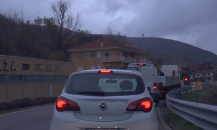 Code sulla statale 28 all'altezza del semaforo posizionato a Priola (immagine di repertorio)