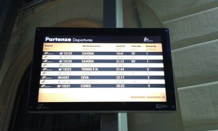 Incendio ai cavi ferroviari nel torinese: in ritardo e cancellati anche oggi i treni del mare