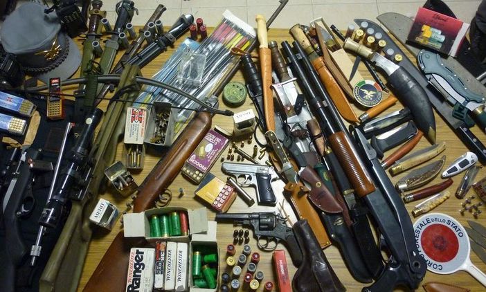 Lo fermano mentre ruba ferro. Addosso ha una pistola, a casa un arsenale di armi