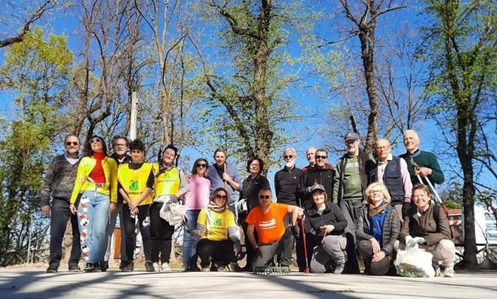 Nelle foto tratte da Facebook, i volontari delle diverse associazioni al lavoro nei giardini della Rocca, a Bra