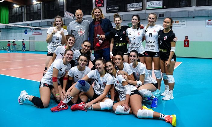 Le ragazze della Serie B2 di coach Liano Petrelli in compagnia dell'azzurro Nicola Cianciotta (credit Danilo Ninotto)