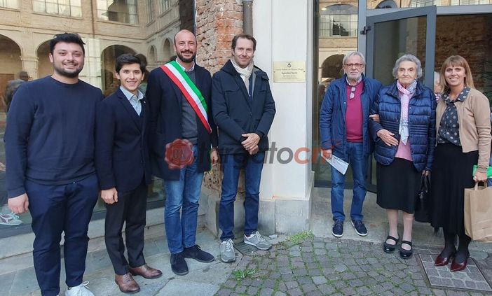 I consiglieri comunali Lorenzo Trunfio e Luca Madala con il vicesindaco Mattia Quaglia, il pronipote di Agostino, Mattia Sasia, lo storico Riccardo Baldi, la nipote di Sasia, Maria Grazia con l'assessore alla Cultura Laura Lovera