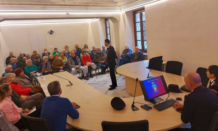 Ampia partecipazione a Magliano Alpi per l'incontro contro le truffe, il sindaco Bailo: "Riconoscenti alle forze dell’ordine per il costante impegno sul territorio" Ampia partecipazione a Magliano Alpi per l'incontro contro le truffe, il sindaco Bailo: "Riconoscenti alle forze dell’ordine per il costante impegno sul territorio"