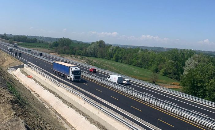 L'Asti-Cuneo nel tratto compreso tra Alba Ovest e Cherasco, appena ultimato L'Asti-Cuneo nel tratto compreso tra Alba Ovest e Cherasco, appena ultimato