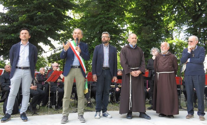 I giardini intitolati del Belvedere intitolati a Padre Ettore Molinaro Da sinistra: Luciano Messa, Gianni Fogliato, Fabio Bailo, i padri Alberto, Oreste ed Ottavio I giardini intitolati del Belvedere intitolati a Padre Ettore Molinaro Da sinistra: Luciano Messa, Gianni Fogliato, Fabio Bailo, i padri Alberto, Oreste ed Ottavio