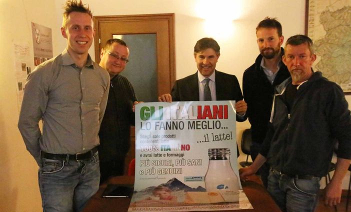 Andrea Olivero a Cuneo con gli allevatori del "Consumate solo latte italiano"