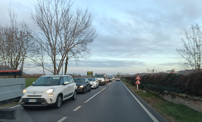 Autoarticolato in panne provoca code sulla Provinciale 7 tra Verduno e Pollenzo