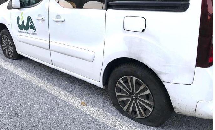 Uno dei veicoli danneggiati