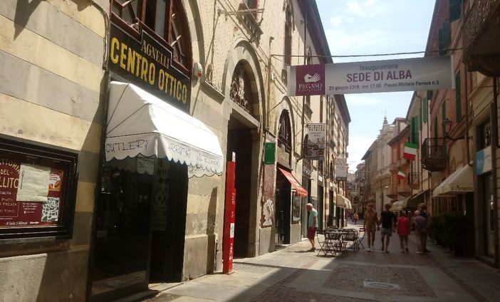 L'insegna del centro ottico Agnelli, in via Maestra, là dove il laboratorio ebbe la sua ultima sede L'insegna del centro ottico Agnelli, in via Maestra, là dove il laboratorio ebbe la sua ultima sede