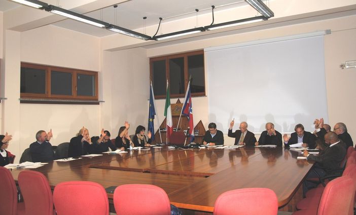 Il Consiglio dell'Unone MOntana dei Comuni del Monviso al voto nel corso della ua ultima seduta