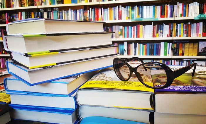 Bra, il poeta Bernardo Negro al Caffè Letterario con il libro di Elena Varvello "Solo un ragazzo"