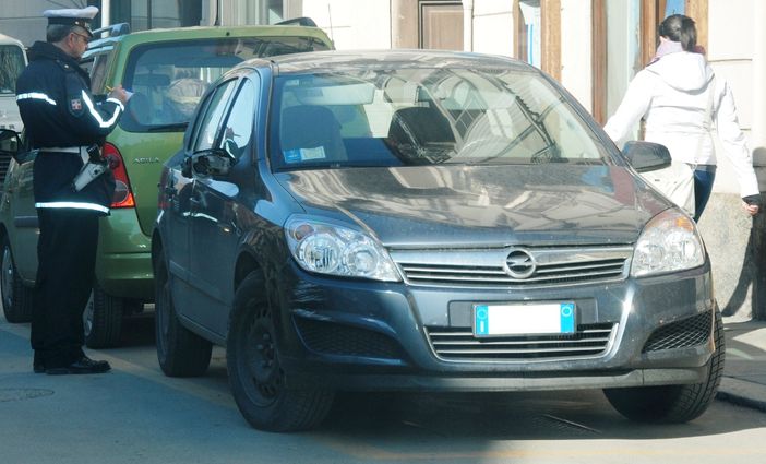 Costretto a prendere un permesso dal lavoro per poter pagare la multa a Cuneo