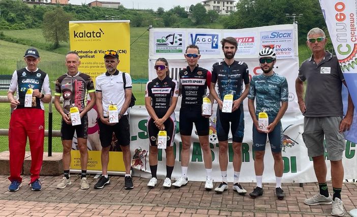 Il gruppo dei primi sette di categoria con a destra il presidente Marco Bersezio del CCCCuneo Il gruppo dei primi sette di categoria con a destra il presidente Marco Bersezio del CCCCuneo
