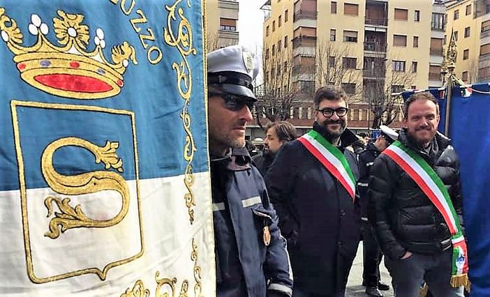 I sindaci Calderoni (Saluzzo, a sinistra) e Demarchi (Castellar, a destra). In primo piano, il gonfalone della Città di Saluzzo