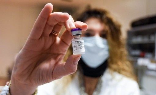 Covid, Aifa: "Su 758 eventi fatali, solo 22 sono correlabili con vaccini" Covid, Aifa: "Su 758 eventi fatali, solo 22 sono correlabili con vaccini"