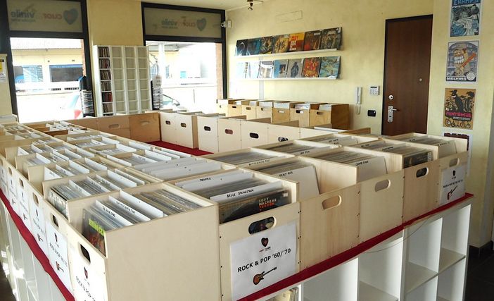 L'interno del negozio di via Cuneo 188/E a Bra