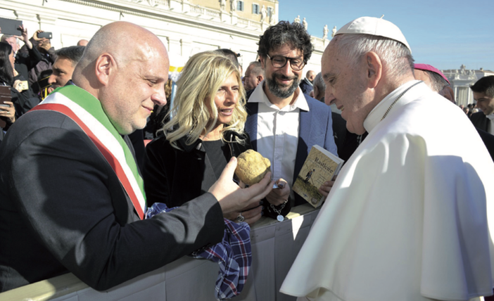 La consegna del Tartufo dell'Anno 2017 a Papa Francesco (foto Vatican News) La consegna del Tartufo dell'Anno 2017 a Papa Francesco (foto Vatican News)