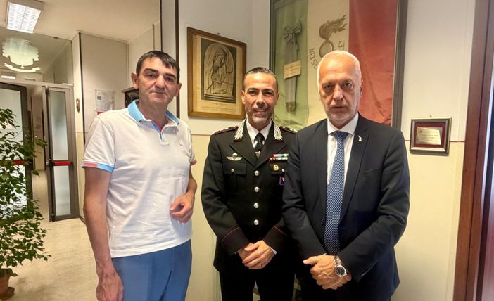Il sindaco Tallone e il senatore Bergesio col comandante della Compagnia Carabinieri di Fossano, capitano Alessandro Cantarella Il sindaco Tallone e il senatore Bergesio col comandante della Compagnia Carabinieri di Fossano, capitano Alessandro Cantarella
