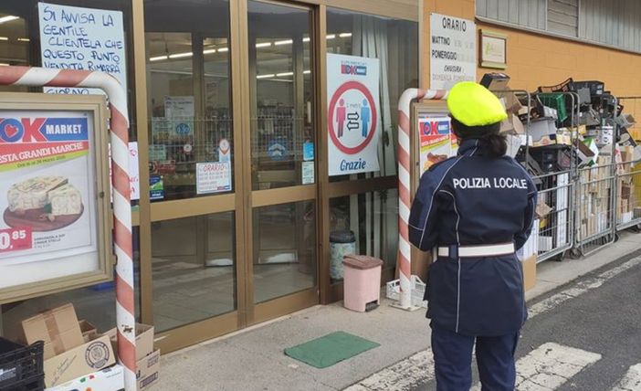 I controlli della polizia locale all'esterno dell'"Ok Market" di Priola