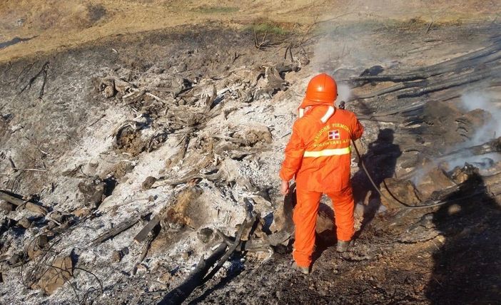 La zona dell'incendio e l'intervento di Aib e Vigili del fuoco