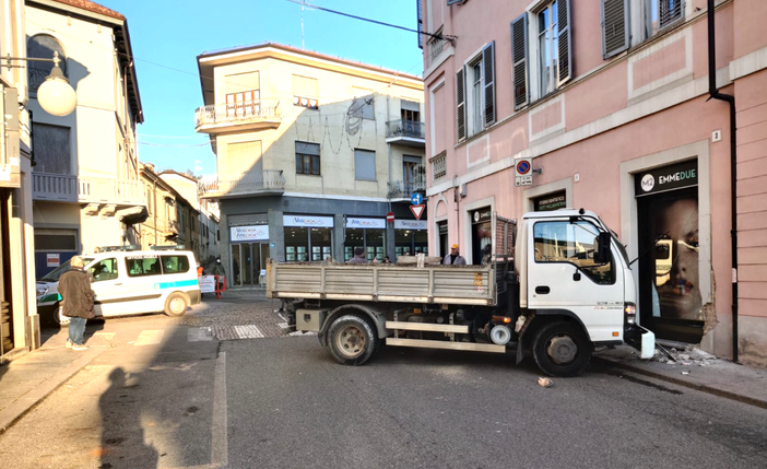 L'autocarro schiantato in via Verdi a Bra