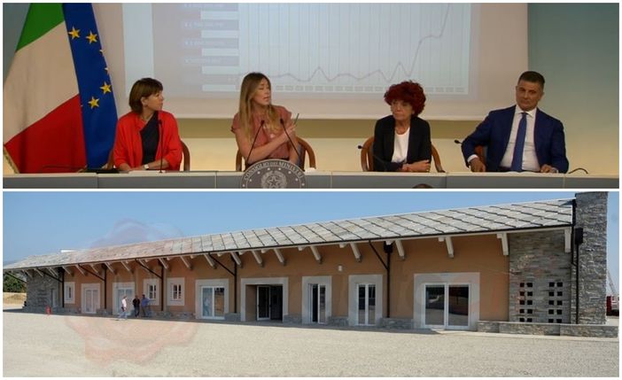 Sopra la conferenza stampa a Palazzo Chigi, sotto l'edificio scolastico di Bagnolo Piemonte