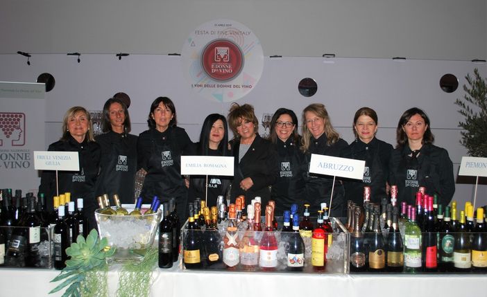 Nella foto sovrastante sono rappresentate le "Donne del Vino"