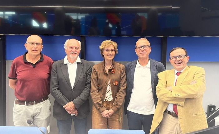 Carlo Porro, secondo da sinistra, al fianco del direttore generale Massimo Veglio, insieme ai vertici Asl dopo la sua designazione alla guida della Conferenza dei Sindaci Carlo Porro, secondo da sinistra, al fianco del direttore generale Massimo Veglio, insieme ai vertici Asl dopo la sua designazione alla guida della Conferenza dei Sindaci