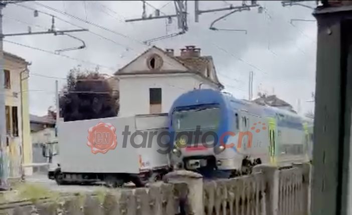 Il momento in cui il convoglio travolge il furgone