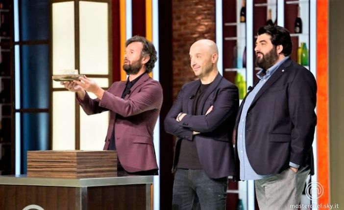 I giudici Carlo Cracco, Joe Bastianich e Antonino Canavacciuolo mostrano ai concorrenti il "Blu di Morozzo"