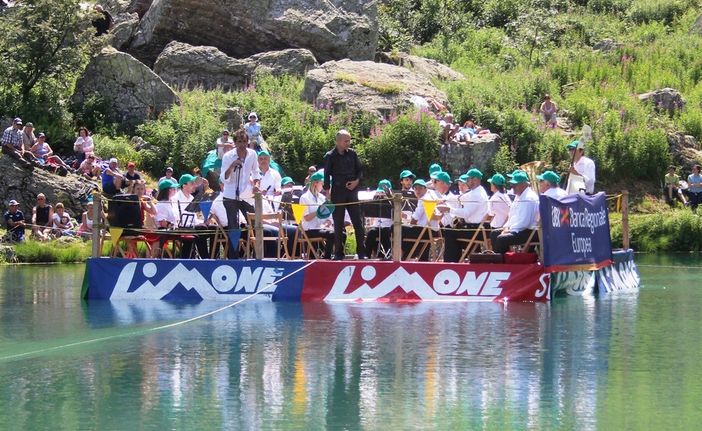 L’Ensemble Fiati di Saluzzo in una passata esibizione al lago Terrasole di Limone Piemonte