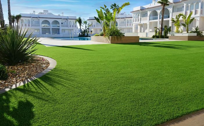 Erba sintetica e prato artificiale: praticità e stile per giardini sempre verdi Erba sintetica e prato artificiale: praticità e stile per giardini sempre verdi
